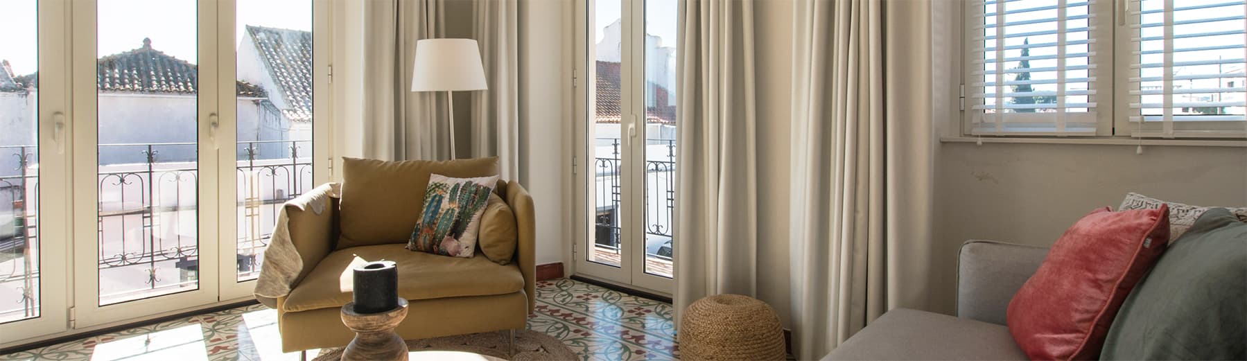 Bela Vida 1 — slaapkamer met zicht op balkon